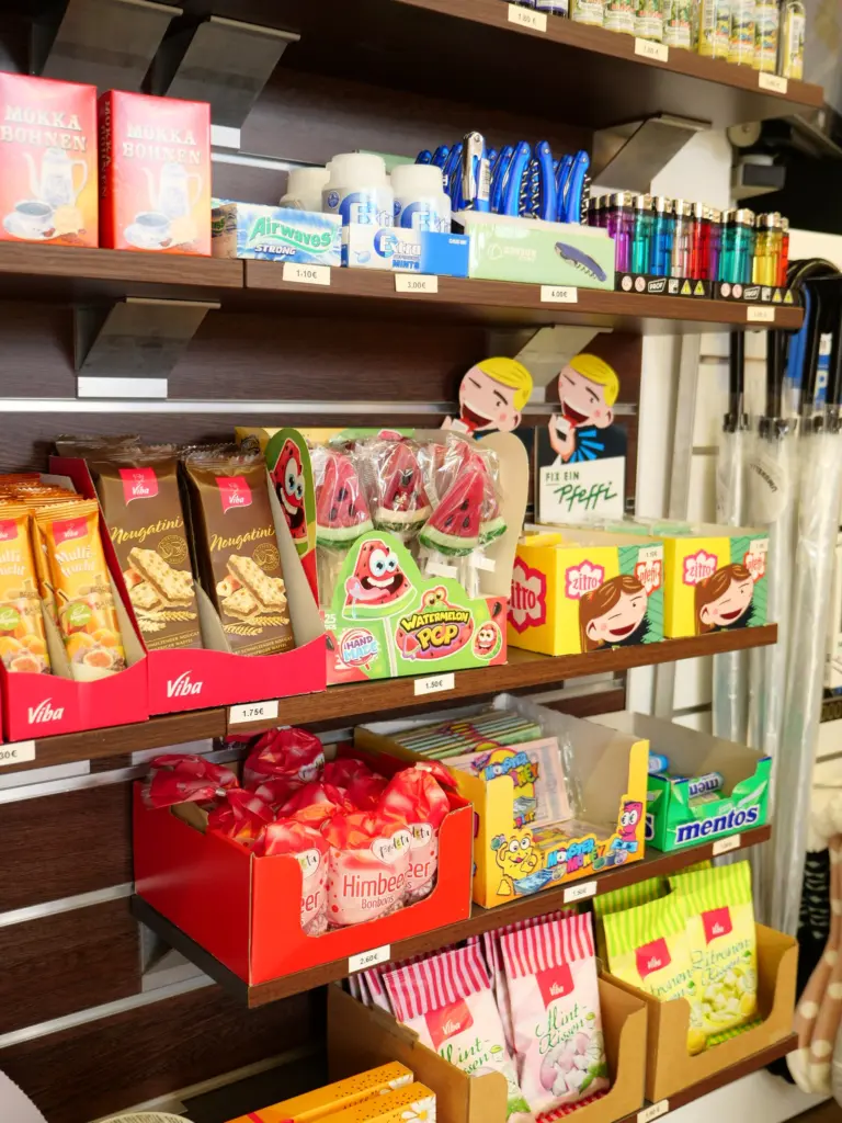 Süßwarenregal mit Viba-Nougat, Pfeffi, Mokka-Bohnen, Himbeer-Bonbons und weiteren Süßigkeiten